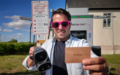 A man holding a Paua card showing people how to public charge